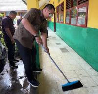 Tiga orang tersangka berikut dengan barang bukti 300 kg ganja diamankan BNN. (Istimewa).