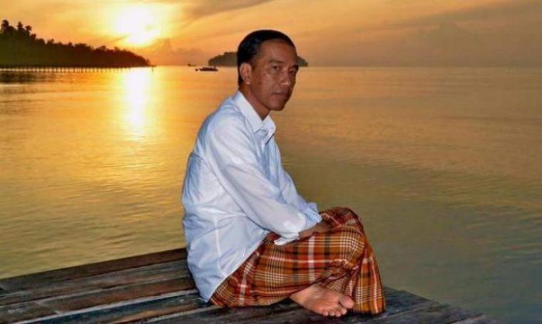 Pakai Sarung, Jokowi Nikmati Keindahan Matahari Terbit