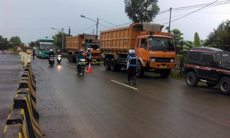 Petugas gabungan menggelar razia kendaraan terutama kendaraan besar yang melintas didepan Kawasan Pusat Pemerintahan Provinsi Banten.