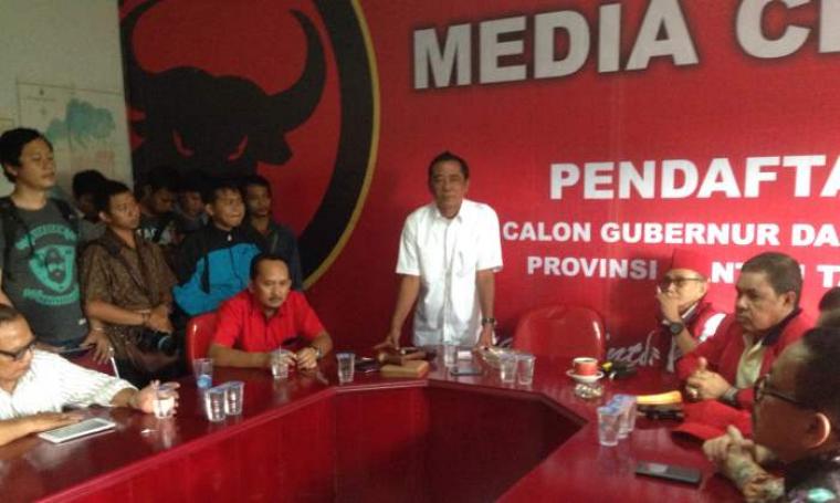 Mulyadi Jayabaya (tengah) saat datangi DPP PDIP Provinsi Banten. (Foto:TitikNOL)
