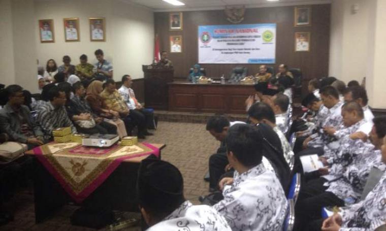 Pemkot Serang melalui PGRI Kota Serang saat gelar seminar dengan Unpak Bogor di aula Setda Pemkot Serang. (Foto:TitikNOL)
