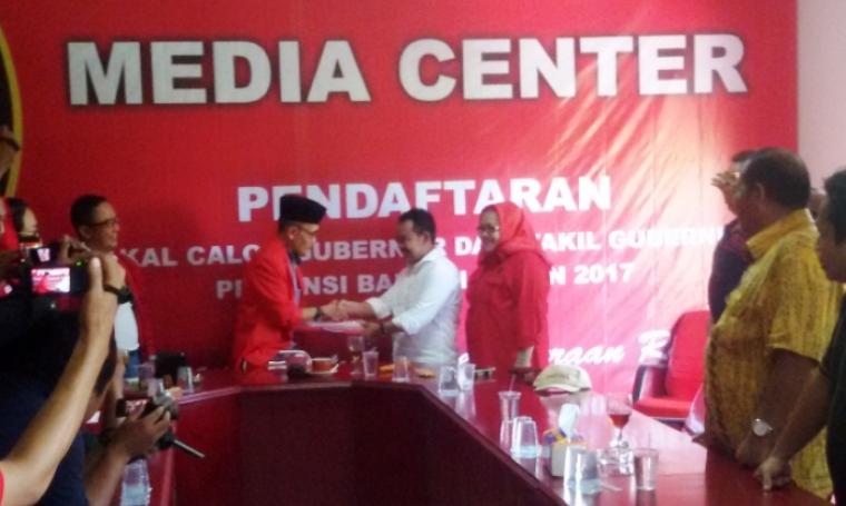 Tb Haerul Jaman saat menyerahkan formulir pendaftaran Bakal Calon Gubernur Banten ke Ketua DPD PDIP Banten, M Sukira. (Foto:TitikNOL)
