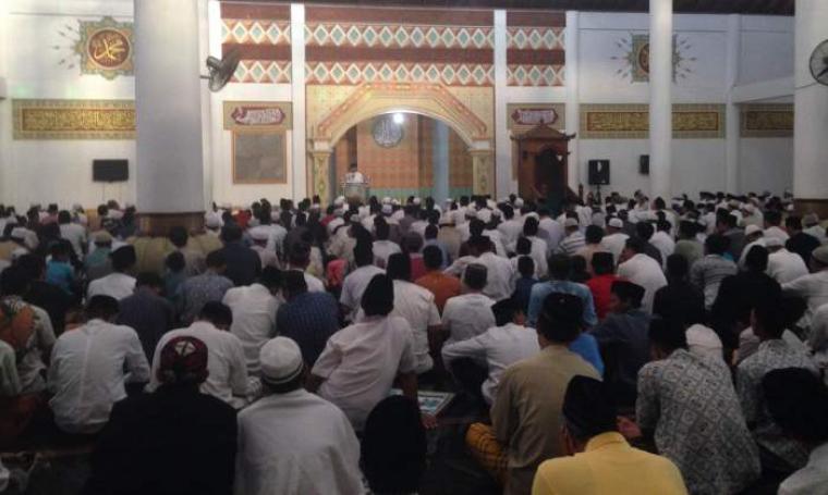 Ribuan warga padati Masjid Agung untuk menggelar shalat gerhana berjamaah di Kota Serang, Banten. (Foto:TitikNOL)