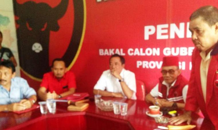 Mulyadi Jayabaya (tengah) saat datangi DPD PDIP Serang, Banten. (Foto:TitikNOL)