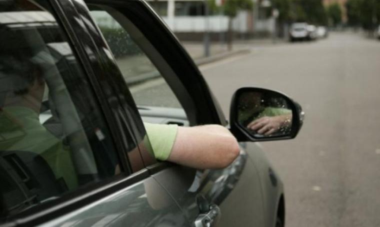 Foto ilustrasi gaya mengemudi tangan disandarkan ke luar. (Dok:net)