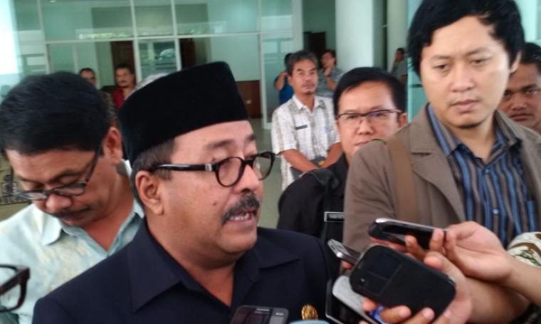 Gubernur Banten, Rano Karno saat di mintai keterangan oleh wartawan. (Foto:TitikNOL)