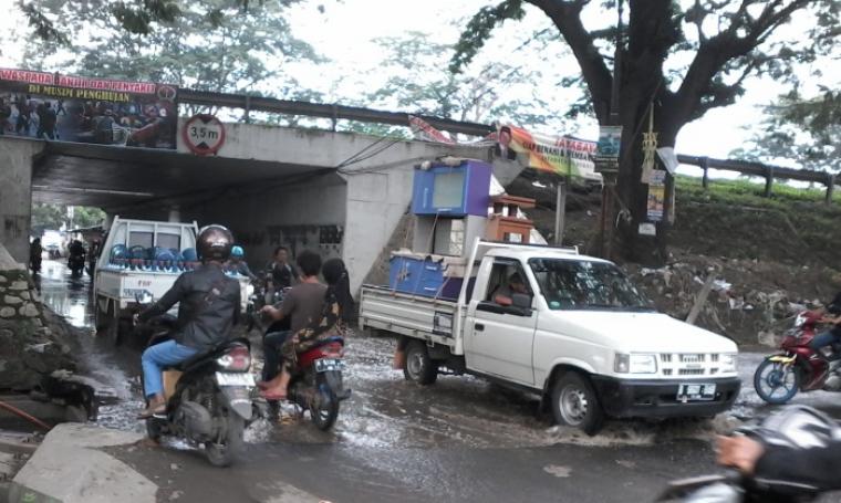 Kondisi terowongan Kaligadu, Kota Serang yang tergenang air dan kerap menimbulkan kemacetan. (Foto:TitikNOL)