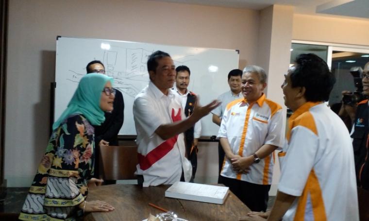 Mantan Bupati Lebak, Mulyadi Jayabaya didampingi Bupati Lebak, Iti Oktavia Jayabaya saat berbincang dengan Kepala kantor BPS Provinsi Banten, Agus Subeno. (Foto:TitikNOL)