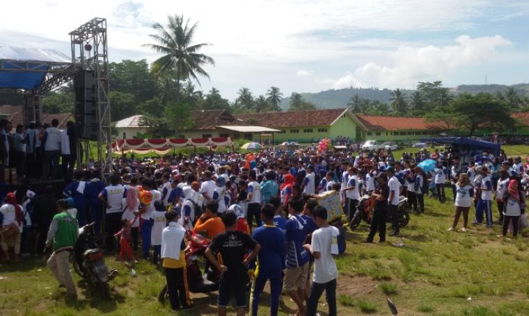 Sejumlah warga saat menghadiri acara jalan sehat di Lapangan Merdeka, Bayah. (Foto:TitikNOL)