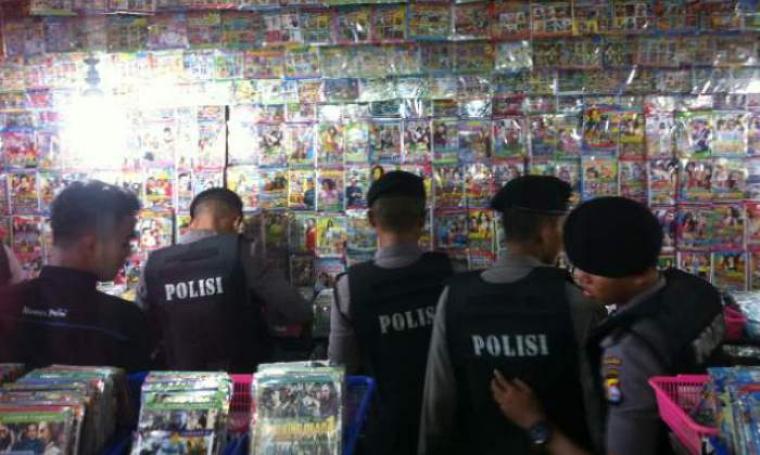 Sejumlah petugas dari Polda Banten saat merazia tempat penjualan VCD. (Foto:TitikNOL)