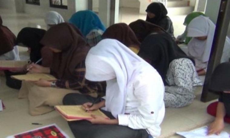 Para Santriwati Ponpes AL-Fathaniyah dengan giat saat mempelajari kitab kuning. (Foto: TitikNOL)