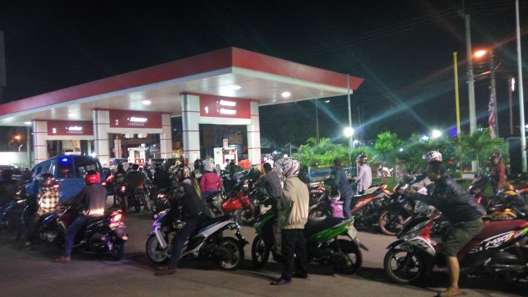 Suasana pemudik yang menggunakan sepedah motor memenuhi SPBU Jalan Mayor Syafei, Kota Serang. (Foto:TitikNOL)