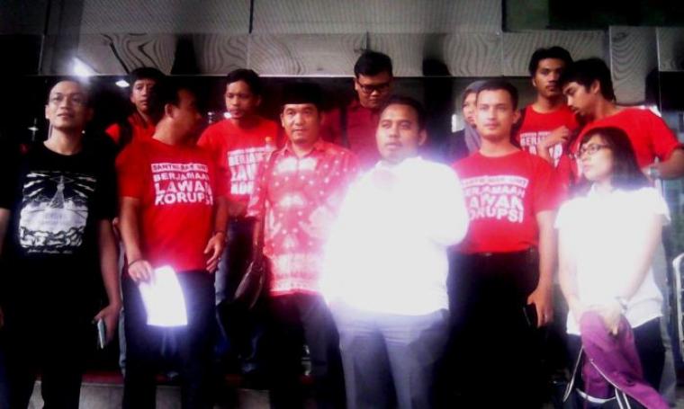 Sejumlah massa yang tergabung dalam Forum Banten Bersih saat mendatangi kantor KPK untuk membuat petisi mengajak masyarakat Banten sadar akan bahaya korupsi, Jumat (29/7/2016). (Foto: TitikNOL)