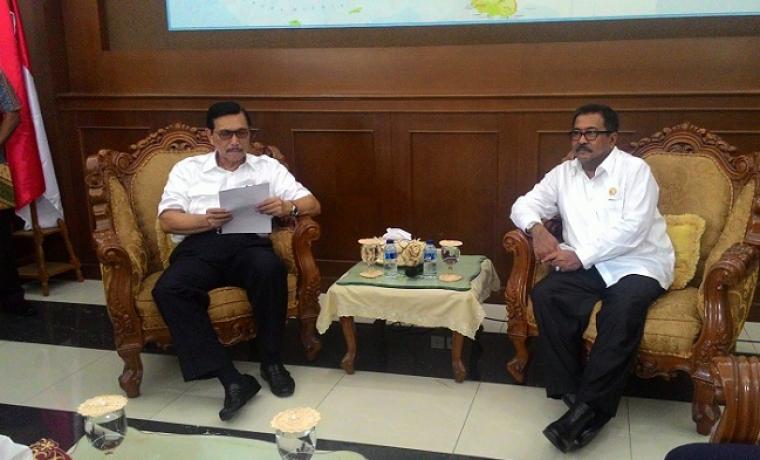 Gubernur Banten Rano Karno dan MenkoPolhukam Luhut Panjaitan, saat berbincang beberapa waktu lalu. (Dok: radarbanten)