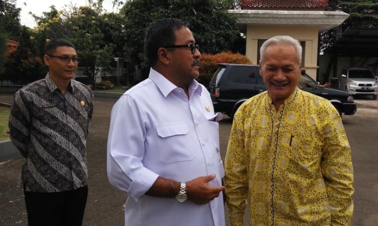 Gubernur Banten, Rano Karmo saat berbincang dengan Ketua Dewan Riset Daerah (DRD) Profesor Fatihami usai melakukan pertemuan tertutup. (Foto: TitikNOL)