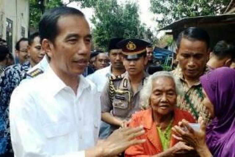 Presiden Jokowi saat memberikan amplop ke dua nenek jompo di Kampung Kongsen, Kelurahan Muara Ciujung Timur, Rangkasbitung. (Foto:TitikNOL)