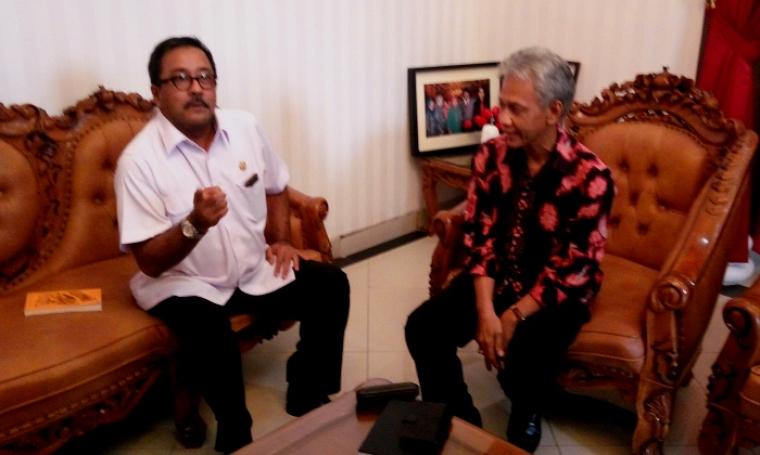 Pertemuan antara Gubernur Banten Rano Karno dan Mantan Plt Wali Kota Serang Asmudi di rumah dinas Gubernur Banten di Ciceri, Kota Serang, Rabu (27/7/2016). (Foto: TitikNOL)