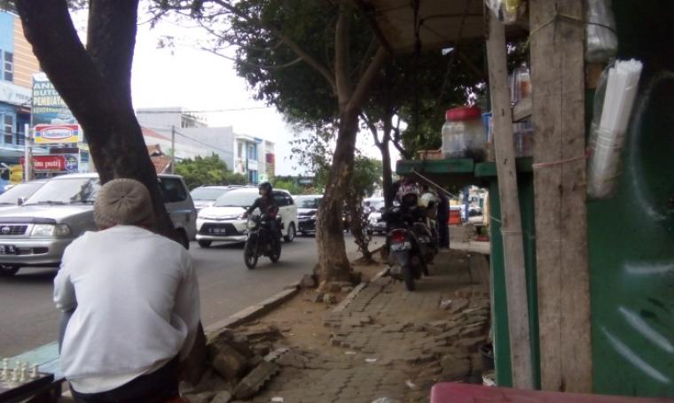 Salah satu PKL yang berjualan di trotoar sekitar Kota Serang. (Foto: TitikNOL)
