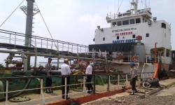 Kapal Tanker Elektra bermuatan BBM diduga ilegal, diamankan Polda Banten di Pelabuhan Indonesia II Bojonegara. (Foto: TitikNOL)