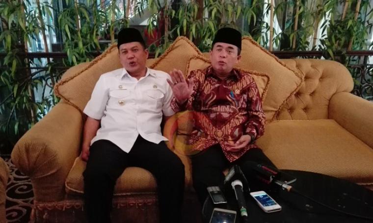 Wali Kota Cilegon Iman Ariyadi dan Ketua DPR RI Ade Komarudin, saat memberikan keterangan kepada wartawan di Hotel Grand Mangkuputra, Kota Cilegon, Rabu (10/8/2016). (Foto: TitikNOL)