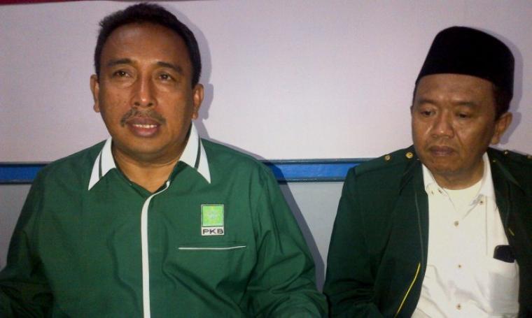 Ketua DPP PKB Yusuf Mujaenih (kiri ) dan Ketua DPW PKB Rahmat Abdul Gani (kanan), saat memberikan keterangan kepada awak media di Hotel Ferry Merak. (Foto: TitikNOL)