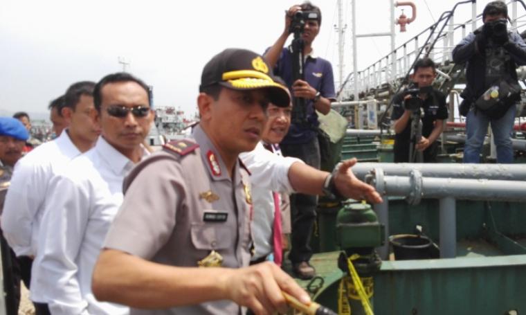Kapolda Banten Brigjen Pol Ahmad Dofiri saat meninjau kapal tanker Elektra yang bermuatan BBM ilegal jenis premium di Pelindo II Bojonegara. (Foto: TitikNOL)