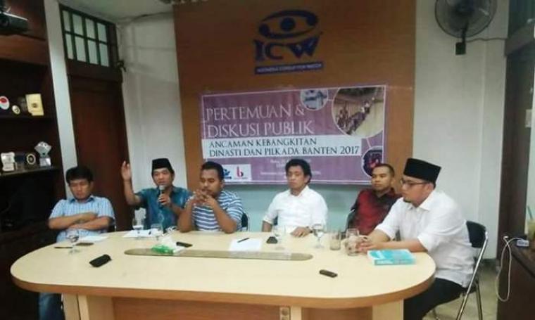 Sejumlah aktivis pegiat anti korupsi saat menggelar diskusi di Kantor ICW, Jakarta. (Dok: facebook)