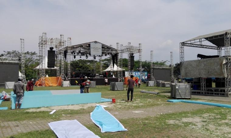 Persiapan panggung untuk konser grup band NOAH di lapangan Helipad ADB PT Krakatau Steel. (Foto: TitikNOL)