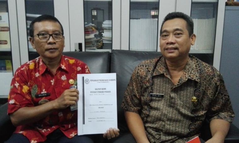 Camat Purwakarta Balukia Ikbal saat Menunjukan Surat Putusan Perkara peradilan. (Foto: TitikNOL)