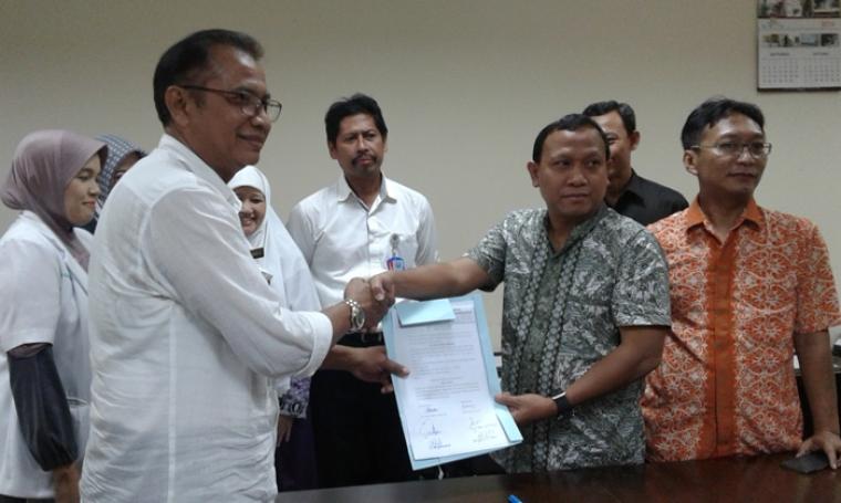 Penyerahkan hasil test kesehatan kedua bakal calon gubernur banten 2017 ke Komisi Pemilihan Umum (KPU) Banten. (Foto: TitikNOL)