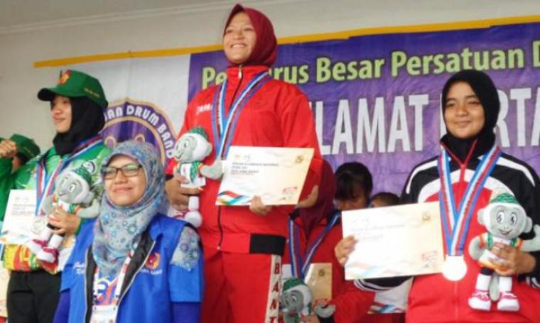 Tim Drumband putri Banten Raih Emas Pertama pada PON XIX/2016. (Dok: kompas)