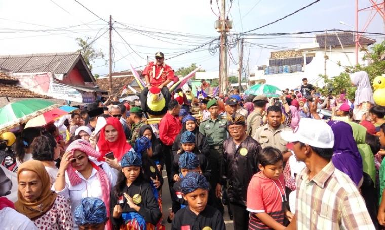 Gubernur Banten Rano Karno saat diarak ratusan warga Teluk Labuan, Kabupaten Pandeglang, Banten. (Foto: TitikNOL)