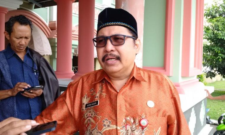 Kepala BLHD Banten Husni Hasan tengah menjelaskan soal uji lab sample air terkait dugaan pencemaran limbah PT Cemindo Gemilang, saat ditemui di Masjid Raya Albantani, Jumat (9/9/2016). (Foto: TitikNOL