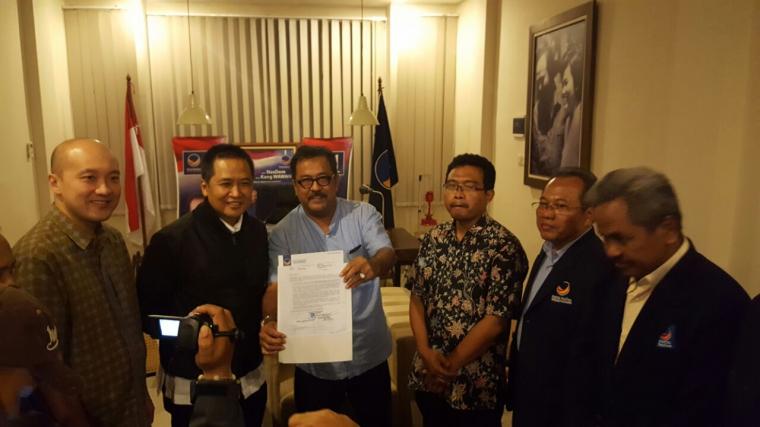Ketua DPW NasDem, Wawan Iriawan saat menyerahkan surat rekomendasi dukungan kepada Rano Karno. (Foto: TitikNOL)