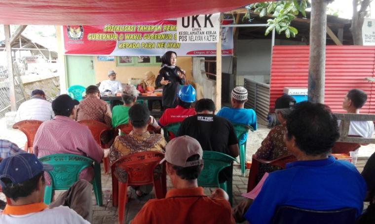 Komioner KPU Provinsi Banten Enan Nadia saat memberikan sosialisasi kepada masyarakat nelayan Kaltek, Kelurahan Tamansari, Kecamatan Pulomerak, Kota Cilegon, Jumat (7/10/2016). (Foto: TitikNOL)