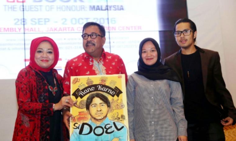 Rano Karno beserta keluarga saat peluncuran buku autobiografi yang berjudul Rano Karno Si Doel di Indonesia International Book Fair, di Jakarta Convention Center (JCC). (Dok: storibriti)