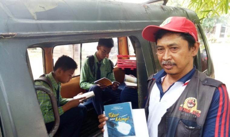 Edi Bahrudin, warga Curug Sawer, Kecamatan Pandeglang, Kabupaten Pandeglang menyulap angkotnya menjadi Taman Baca Masyarakat (TBM). (Foto: TitikNOL)