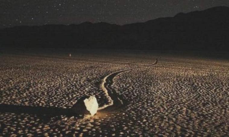 Berpindahnya batu-batu besar di permukaan danau tandus ataupun Playa di Death Valley, California, AS. (Dok: usernetsite)