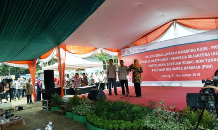 Menteri Sosial Khofifah Indar Parawansa saat memberikan sambutan di acara peresmian program Layanan E-Warong. (Foto: TitikNOL)