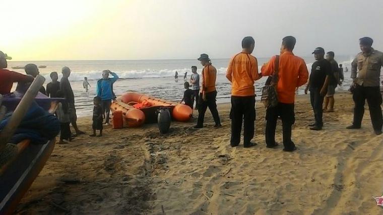 Petugas Basarnas Banten saat melakukan pencarian dua wisatawan yang hanyut digulung ombak di Pantai Ambon Anyer. (Foto: Ist)