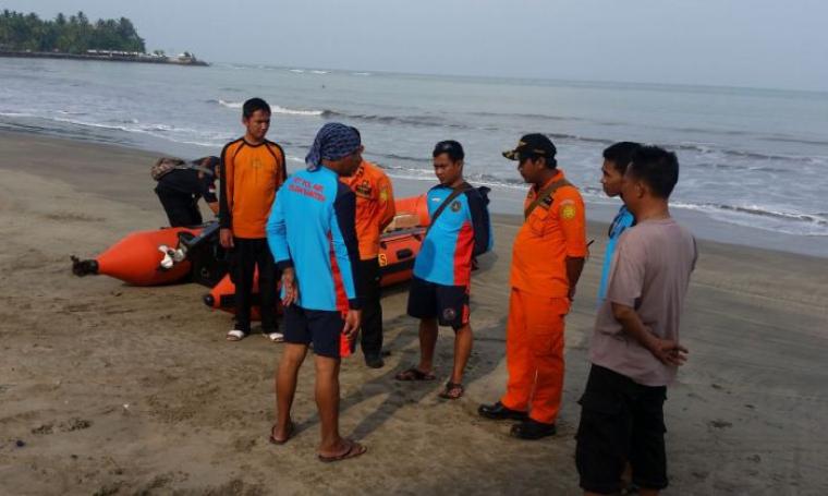 Petugas gabungan lakukan briefing saat hendak melakukan pencarian korban tenggelam di Pantai Anyer. (Foto: TitikNOL)