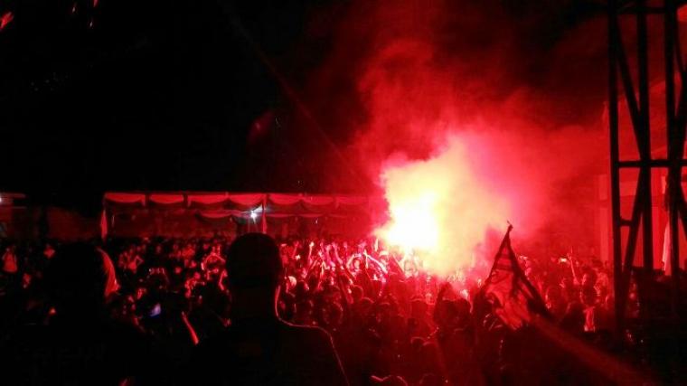 Ribuan fans Barcelona membakar kembang api, saat Barcelona memasukan gol ke kandang Real Madrid. (Foto:TitikNOL)