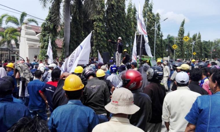 Ratusan Buruh Outsourcing menggelar aksi unjuk rasa di DPRD Kota Cilegon menuntut kuota dalam rekrutmen di PT Krakatau Steel. (Foto: TitikNOL)