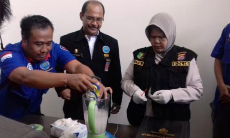 Badan Narkotika Nasional Provinsi Banten memusnahkan barang bukti narkotika jenis sabu seberat 59,67 gram di Kantor BNNP Banten, Cipocok Jaya, Kota Serang, Rabu (21/12/2016). (Foto: TitikNOL)