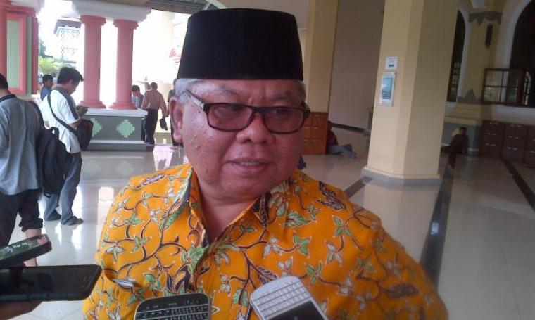 Kepala Bappeda Banten Hudaya Latuconsina saat dimintai keterangan di Masjid Raya Albantani, KP3B, Curug, Kota Serang. (Foto: TitikNOL)