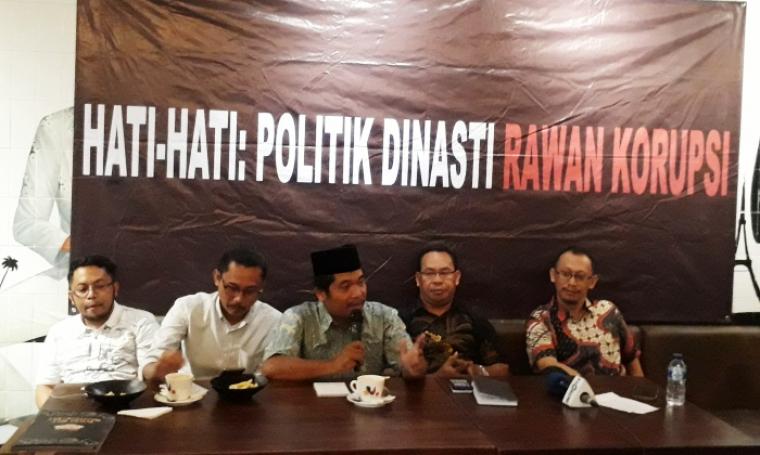 Advokasi dan Investigasi FITRA saat memberikan materi dalam diskusi dengan tema Tahun 2017 Tahun Pilkada: Tahun Anti Korupsi dan Tahun Anti Dinasti Politik di Jakarta, Selasa (2/1/2017).. (Foto: Titi