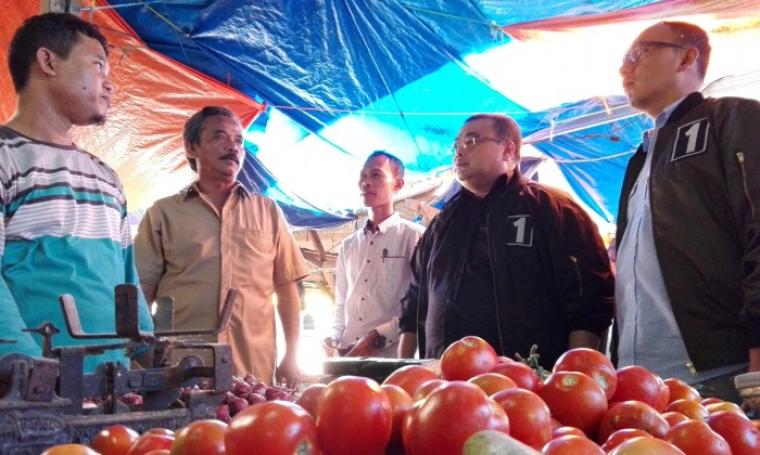 Plt DPC Partai Demokrat Kota Cilegon, Muhammad Haris Wijaya saat meninjau Pasar Tradisional Kranggot Kota Cilegon. (Foto: TitikNOL)