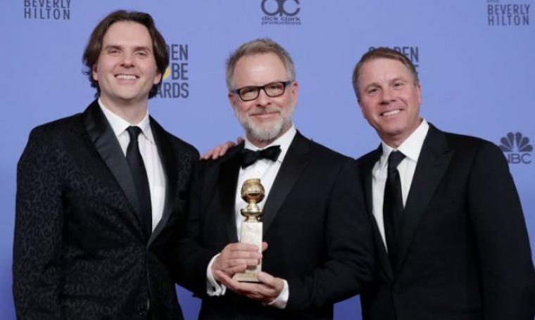 Sutradara Byron Howard (kiri), produser Clark Spencer (tengah) dan sutradara Rich Moore terima penghargaan film animasi terbaik Globes 2017. (Dok: indiewire)