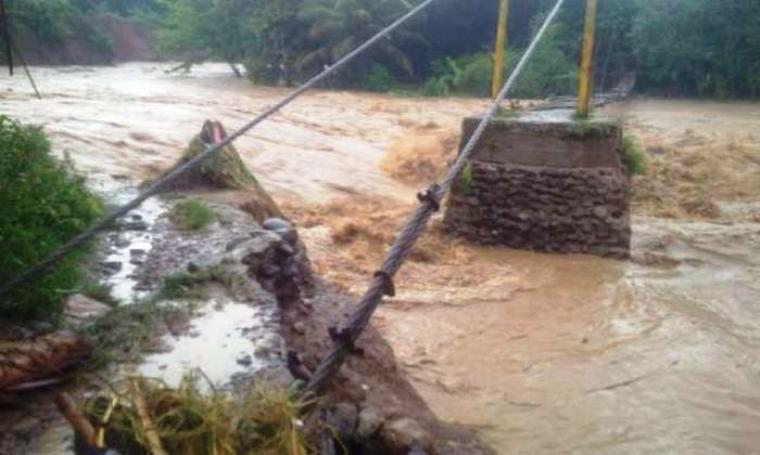 Kondisi jembatan gantung di Desa Sangkanwangi yang nyaris roboh karena pondasi jembatan habis digerus air. (Foto: TitikNOL)