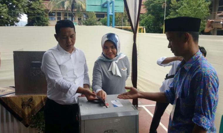 Wali Kota Cilegon Tb Iman Ariyadi saat memberikan hak suaranya pada Pilgub Banten, Rabu (15/2/2017). (Dok: bantennews)